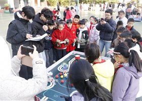 瑞蛇骏马绘新景，6304团队共赴中山路小学元旦之约