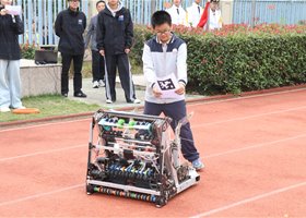 机械点亮梦想，科技邂逅青春——FRC雏鹰战队助力索普中学运动会开幕式